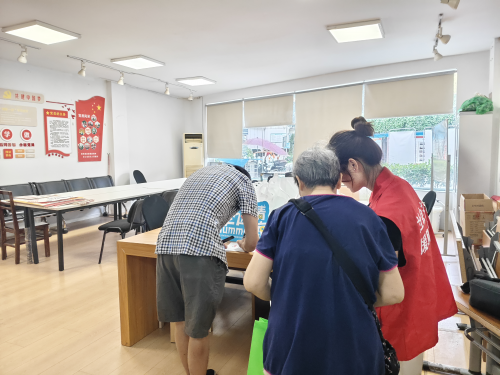 青羊区草市街街道开展“公益慈善主题夏季送清凉”活动  惠及辖区特殊困难群体