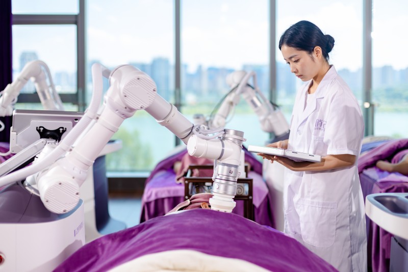 科技破局传统人力养生赛道 俏妃 AI 推拿机器人开启智护创富全新赛道