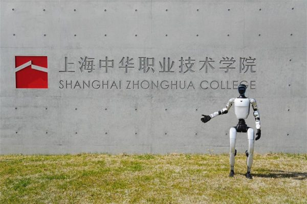 学AI人工智能，就到上海中华学院